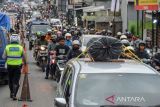 Kendaraan terjebak kemacetan di Cinunuk, Cileunyi, Kabupaten Bandung, Jawa Barat, Selasa (18/4/2023). Pada arus mudik H-4 Lebaran 2023, kendaraan menuju ke arah timur atau di Jalan Nasional Cinunuk mengalami kepadatan yang di dominasi oleh kendaraan pemudik. ANTARA FOTO/Raisan Al Farisi/agr