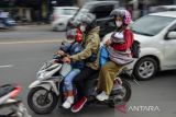 Pemudik motor terjebak kemacetan di Cinunuk, Cileunyi, Kabupaten Bandung, Jawa Barat, Selasa (18/4/2023). Pada arus mudik H-4 Lebaran 2023, kendaraan menuju ke arah timur atau di Jalan Nasional Cinunuk mengalami kepadatan yang di dominasi oleh kendaraan pemudik. ANTARA FOTO/Raisan Al Farisi/agr