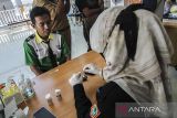 Petugas kesehatan memeriksa kesehatan sopir saat pemeriksaan kesiapan angkutan mudik Lebaran di Terminal Tipe A Gambut Barakat, Kabupaten Banjar, Kalimantan Selatan, Selasa (18/4/2023). Pemeriksaan kesehatan yang meliputi pengukuran tekanan darah, gula darah, tes urine dan tes buta warna tersebut untuk memberikan rasa aman dan nyaman bagi penumpang dalam perjalanan mudik Lebaran. ANTARA/Bayu Pratama S.