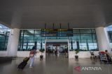 Penumpang pesawat berjalan menuju loket lapor diri di terminal keberangkatan Bandara Internasional Syamsudin Noor, Banjarbaru, Kalimantan Selatan, Selasa (18/4/2023). Manajemen Angkasa Pura I cabang Bandar Udara Internasional Syamsudin Noor mencatat sejak H-8 hingga H-5 Lebaran, sebanyak 34.484 orang pemudik yang datang maupun berangkat telah melintas di bandara tersebut dan terus bertambah. ANTARA/Bayu Pratama S.