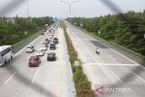 Petugas melakukan sterilisasi lajur tol Cipali Arah Jateng menuju Jakarta di Palimanan, Cirebon, Jawa Barat, Selasa (18/4/2023). Korlantas Polri merekayasa lalu lintas satu arah di ruas Tol Cipali hingga Kalikangkung pada Selasa (18/4) pukul 14.00-24.00 WIB dan Rabu (19/4)-Jumat (21/4) pukul 08.00-24.00 WIB untuk mengurangi potensi kemacetan kendaraan bermotor saat arus mudik Lebaran. ANTARA FOTO/Dedhez Anggara/agr