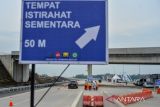 Kendaraan melintas di tempat istirahast sementara jalur fungsional Tol Cileunyi-Sumedang-Dawuan (Cisumdawu), Paseh, Kabupaten Sumedang, Jawa Barat, Selasa (18/4/2023). Tempat istirahat yang dilengkapi fasilitas toilet, pengisian bahan bakar, dan minimarket itu guna memberikan kenyaman bagi pemudik yang melintasi jalur fungsional tersebut. ANTARA FOTO/Raisan Al Farisi/agr