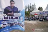 Sejumlah peserta Mudik Gratis BUMN 2023 berjalan menuju bus di kompleks PT Pupuk Iskandar Muda (PIM), Krueng Geukuh, Aceh Utara, Aceh, Selasa (18/4/2023). Mudik Gratis BUMN bersama PT PIM Aceh tersebut menggunakan 15 unit mini bus bagi 150 mahasiswa dan masyarakat umum dengan rute Banda Aceh, Medan, dan Pulau Jawa. ANTARA/Rahmad