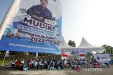 Sejumlah peserta Mudik Gratis BUMN 2023 berjalan menuju bus di kompleks PT Pupuk Iskandar Muda (PIM), Krueng Geukuh, Aceh Utara, Aceh, Selasa (18/4/2023). Mudik Gratis BUMN bersama PT PIM Aceh tersebut menggunakan 15 unit mini bus bagi 150 mahasiswa dan masyarakat umum dengan rute Banda Aceh, Medan, dan Pulau Jawa. ANTARA/Rahmad