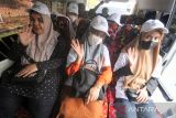 Sejumlah peserta Mudik Gratis BUMN 2023 berjalan menuju bus di kompleks PT Pupuk Iskandar Muda (PIM), Krueng Geukuh, Aceh Utara, Aceh, Selasa (18/4/2023). Mudik Gratis BUMN bersama PT PIM Aceh tersebut menggunakan 15 unit mini bus bagi 150 mahasiswa dan masyarakat umum dengan rute Banda Aceh, Medan, dan Pulau Jawa. ANTARA/Rahmad