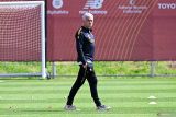 Pelatih AS Roma Jose Mourinho (kiri) memimpin para pemainnya berlatih, di Trigoria Training Ground, Roma, Italia, Rabu (19/4/2023). AS Roma akan menghadapi Feyenoord dalam laga leg kedua babak perempat final LIga  Europa pada Jumat dini hari besok. ANTARA FOTO/Reuters-Alberto Lingria/hp.