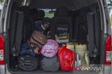 Pemudik berada di dalam bus mini saat mudik gratis Pemprov Kalsel di Taman Titik Nol Kilometer, Banjarmasin, Kalimantan Selatan, Rabu (19/4/2023). Pemerintah Provinsi Kalimantan Selatan menyediakan 45 minibus program mudik gratis Hari Raya Idul Fitri 1444 Hijriah untuk mengantar 675 pemudik pulang ke kampung halamannya. ANTARA/Bayu Pratama S.