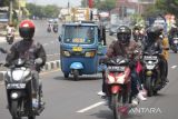 Pemudik yang menggunakan bajaj melintas jalur Pantura, Lohbener, Indramayu, Jawa Barat, Rabu (19/4/2023). Pemudik menggunakan kendaraan khas ibukota untuk pulang kampung tersebut menjadi perhatian warga daerah karena keunikannya. ANTARA FOTO/Dedhez Anggara/agr