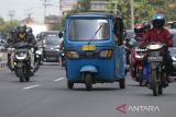 Pemudik dengan menggunakan bajaj melintas jalur Pantura, Lohbener, Indramayu, Jawa Barat, Rabu (19/4/2023). Pemudik menggunakan kendaraan khas ibukota untuk pulang kampung tersebut menjadi perhatian warga daerah karena keunikannya. ANTARA FOTO/Dedhez Anggara/agr