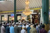 Ratusan umat Islam laksanakan shalat gerhana matahari di Masjid Agung Palembang