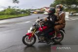 Pemudik sepeda motor melintas di jalan Trans Kalimantan, Kabupaten Hulu Sungai Selatan, Kalimantan Selatan, Kamis (20/4/2023). Pada H-2 Lebaran, arus lalu lintas pemudik di ruas jalan nasional Kalimantan Selatan dari arah Banjarmasin menuju sejumlah Kabupaten di Kalsel, Kalteng dan Provinsi Kalimantan Timur terpantau mengalami peningkatan. ANTARA/Bayu Pratama S.