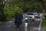 Pemudik melintas di jalan Trans Kalimantan, Kabupaten Hulu Sungai Selatan, Kalimantan Selatan, Kamis (20/4/2023). Pada H-2 Lebaran, arus lalu lintas pemudik di ruas jalan nasional Kalimantan Selatan dari arah Banjarmasin menuju sejumlah Kabupaten di Kalsel, Kalteng dan Provinsi Kalimantan Timur terpantau mengalami peningkatan. ANTARA/Bayu Pratama S.