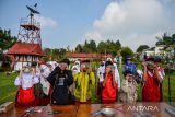 Siswa Sekolah Dasar mengamati gerhana matahari sebagian menggunakan kacamata matahari di Observatorium Bosscha, Lembang, Kabupaten Bandung Barat, Jawa Barat, Kamis (20/4/2023). Observatorium Bosscha menggelar pengamatan gerhana matahari sebagian bagi pelajar SD dan SMP secara gratis guna mengedukasi pelajar mengenai fenomena astronomi yang terjadi setiap seratus tahun sekali. ANTARA FOTO/Raisan Al Farisi/agr