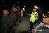 Petugas gabungan Dokkes, Polisi Satnarkoba dan Satlantas Polres Lhokseumawe melakukan tes urine sopir angkutan umum Antar Kota Antar Provinsi (AKAP) di terminal Kandang, Lhokseumawe, Aceh, Rabu (19/4/2023) malam. Pemeriksaan narkoba secara acak itu dilakukan untuk menjaring dan mencegah penggunaan narkotika oleh para sopir bus angkutan mudik Lebaran guna menjamin keamanan dan keselamatan pemudik lebaran 2023. ANTARA/Rahmad