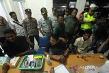 Petugas gabungan Dokkes, Polisi Satnarkoba dan Satlantas Polres Lhokseumawe melakukan tes urine sopir angkutan umum Antar Kota Antar Provinsi (AKAP) di terminal Kandang, Lhokseumawe, Aceh, Rabu (19/4/2023) malam. Pemeriksaan narkoba secara acak itu dilakukan untuk menjaring dan mencegah penggunaan narkotika oleh para sopir bus angkutan mudik Lebaran guna menjamin keamanan dan keselamatan pemudik lebaran 2023. ANTARA/Rahmad