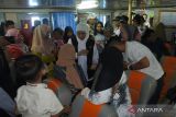 Gubernur Jawa Timur Khofifah Indar Parawansa (tengah) menyapa penumpang saat mudik gratis kapal laut di Pelabuhan Jangkar, Situbondo, Jawa Timur, Kamis (20/4/2023). Gubernur Jawa Timur melepas keberangkatan terakhir kapal feri di program mudik gratis kapal laut untuk penyeberangan rute Jangkar-Pulau Raas, Sumenep. AnTARA Jatim/Seno/zk 