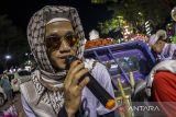 Peserta mengikuti pawai takbiran Idul Fitri 1444 Hijriah di kawasan Rantau Baru, Kabupaten Tapin, Kalimantan Selatan, Jumat (21/4/2023). Pawai takbiran yang digelar Pemda setempat tersebut diikuti 37 peserta untuk menyambut serta memeriahkan Hari Raya Idul Fitri. ANTARA/Bayu Pratama S.