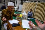 Panitia zakat berdoa bersama dengan mustahik usai melakukan ijab qabul penerimaan zakat di Masjid Uswatun Hasanah, Bandung, Jawa Barat, Jumat (21/4/2023). Badan Amil Zakat Nasional (Baznas) menargetkan pengumpulan zakat di seluruh Indonesia mencapai Rp11 triliun pada saat bulan suci Ramadhan 2023. ANTARA FOTO/Raisan Al Farisi/agr