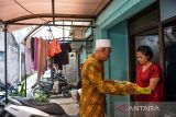 Panitia zakat atau amilin menyampaikan titipan dari muzaki kepada mustahik atau penerima zakat secara door to door di Antapani, Bandung, Jawa Barat, Jumat (21/4/2023). Badan Amil Zakat Nasional (Baznas) menargetkan pengumpulan zakat di seluruh Indonesia mencapai Rp11 triliun pada saat bulan suci Ramadhan 2023. ANTARA FOTO/Raisan Al Farisi/agr