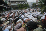 Umat Islam melaksanakan Shalat Idul Fitri 1444 H di halaman parkir Bekasi Cyber Park (BCP), Bekasi, Jawa Barat, Jumat (21/4/2023). Pimpinan Pusat Muhammadiyah menetapkan 1 Syawal 1444H jatuh pada hari Jumat 21 April 2023, lebih awal 1 hari dari ketetapan pemerintah. ANTARA FOTO/Paramayuda/rwa.