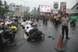 Umat Islam melaksanakan Shalat Idul Fitri 1444 H di halaman parkir Bekasi Cyber Park (BCP), Bekasi, Jawa Barat, Jumat (21/4/2023). Pimpinan Pusat Muhammadiyah menetapkan 1 Syawal 1444H jatuh pada hari Jumat 21 April 2023, lebih awal 1 hari dari ketetapan pemerintah. ANTARA FOTO/Paramayuda/rwa.