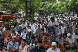 Umat Muslim bersiap melaksanakan Shalat Idul Fitri di Jalan Ir H Juanda, Depok, Jawa Barat, Jumat (21/4/2023). Warga Muhammadiyah melaksanakan Shalat Id pada Jumat (21/4) atau satu hari lebih dulu dari ketetapan pemerintah yang jatuh pada Sabtu (22/4). ANTARA FOTO/Asprilla Dwi Adha/rwa.