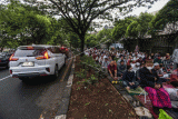 Umat Muslim bersiap melaksanakan Shalat Idul Fitri di Jalan Ir H Juanda, Depok, Jawa Barat, Jumat (21/4/2023). Warga Muhammadiyah melaksanakan Shalat Id pada Jumat (21/4) atau satu hari lebih dulu dari ketetapan pemerintah yang jatuh pada Sabtu (22/4). ANTARA FOTO/Asprilla Dwi Adha/rwa.