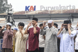 Umat Islam melaksanakan Shalat Idul Fitri 1444 Hijriyah di halaman Stasiun Purwakarta, Nagritengah Purwakarta, Jawa Barat, Jumat (21/4/2023). Pimpinan Pusat Muhammadiyah menetapkan 1 Syawal 1444H jatuh pada hari Jumat 21 April 2023, lebih awal 1 hari dari ketetapan pemerintah. ANTARA FOTO/M Risyal Hidayat/rwa.