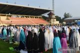 Sejumlah umat Islam melaksanakan shalat Idul Fitri 1444 Hijriyah di Stadion Wilis Kota Madiun, Jawa Timur, Jumat (21/4/2023). Sebagian umat Islam di wilayah tersebut melaksanakan salat Idul Fitri pada Jumat (21/4). Antara Jatim/Siswowidodo