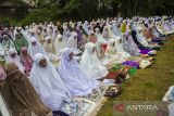 Umat Islam melaksanakan ibadah shalat Idul Fitri 1444 Hijriah di Lapangan Hijau Barabai, Kabupaten Hulu Sungai Tengah, Kalimantan Selatan, Jumat (21/4/2023).  Warga Muhammadiyah di Kalimantan Selatan melaksanakan shalat Idul Fitri 1444 Hijriah pada Jumat (21/4/2023). ANTARA/Bayu Pratama S.