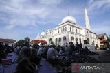 Umat muslim Muhammadiyah menggelar sholat Idul Adha di Masjid Taqwa Muhammadiah Lhokseumawe, Aceh, Jumat (21/4/2023). Berdasarkan penghitungan metode hisab wujudul hilal, Muhammadiyah melalui Maklumat PP Muhammadiyah menetapkan hari raya Idul Fitri 1 Syawal 1444 H jatuh pada hari Jumat 21 April 2023, berbeda dengan penetapan idul Fitri yang ditetapkan oleh pemerintah 22 April. ANTARA/Rahmad