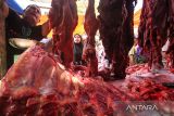 Warga memadati pasar untuk membeli daging sapi yang dijual Rp 180 ribu per kilogram pada hari perayaan tradisi Meugang Idulfitri 1444 H di Lhokseumawe, Aceh, Jumat (21/4/2023). Tradisi perayaan meugang yang dirayakan tiga kali dalam setahun yakni menjelang datangnya Ramadhan, Hari Raya Idulfitri, dan Hari Raya Iduladha itu merupakan tradisi membeli daging sapi untuk dimasak sebagai hidangan santapan keluarga. ANTARA/Rahmad