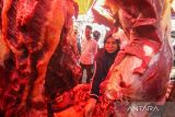 Warga memadati pasar untuk membeli daging sapi yang dijual Rp 180 ribu per kilogram pada hari perayaan tradisi Meugang Idulfitri 1444 H di Lhokseumawe, Aceh, Jumat (21/4/2023). Tradisi perayaan meugang yang dirayakan tiga kali dalam setahun yakni menjelang datangnya Ramadhan, Hari Raya Idulfitri, dan Hari Raya Iduladha itu merupakan tradisi membeli daging sapi untuk dimasak sebagai hidangan santapan keluarga. ANTARA/Rahmad