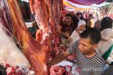 Warga memadati pasar untuk membeli daging sapi yang dijual Rp 180 ribu per kilogram pada hari perayaan tradisi Meugang Idulfitri 1444 H di Lhokseumawe, Aceh, Jumat (21/4/2023). Tradisi perayaan meugang yang dirayakan tiga kali dalam setahun yakni menjelang datangnya Ramadhan, Hari Raya Idulfitri, dan Hari Raya Iduladha itu merupakan tradisi membeli daging sapi untuk dimasak sebagai hidangan santapan keluarga. ANTARA/Rahmad