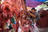 Warga memadati pasar untuk membeli daging sapi yang dijual Rp 180 ribu per kilogram pada hari perayaan tradisi Meugang Idulfitri 1444 H di Lhokseumawe, Aceh, Jumat (21/4/2023). Tradisi perayaan meugang yang dirayakan tiga kali dalam setahun yakni menjelang datangnya Ramadhan, Hari Raya Idulfitri, dan Hari Raya Iduladha itu merupakan tradisi membeli daging sapi untuk dimasak sebagai hidangan santapan keluarga. ANTARA/Rahmad