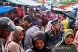 Warga memadati pasar untuk membeli daging sapi yang dijual Rp 180 ribu per kilogram pada hari perayaan tradisi Meugang Idulfitri 1444 H di Lhokseumawe, Aceh, Jumat (21/4/2023). Tradisi perayaan meugang yang dirayakan tiga kali dalam setahun yakni menjelang datangnya Ramadhan, Hari Raya Idulfitri, dan Hari Raya Iduladha itu merupakan tradisi membeli daging sapi untuk dimasak sebagai hidangan santapan keluarga. ANTARA/Rahmad