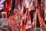 Warga memadati pasar untuk membeli daging sapi yang dijual Rp 180 ribu per kilogram pada hari perayaan tradisi Meugang Idulfitri 1444 H di Lhokseumawe, Aceh, Jumat (21/4/2023). Tradisi perayaan meugang yang dirayakan tiga kali dalam setahun yakni menjelang datangnya Ramadhan, Hari Raya Idulfitri, dan Hari Raya Iduladha itu merupakan tradisi membeli daging sapi untuk dimasak sebagai hidangan santapan keluarga. ANTARA/Rahmad