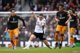 Pesepak bola Fulham Joao Palhinha i(tengah) membawa bola dan dihadang pesepak bola Leeds United Brenden Aaronson dan Rodrigo dalam laga lanjutan Liga Inggris, di Stadion Craven Cottage, London, Inggris, Sabtu (22/4/2023). ANTARA FOTO/Reuters-Dylan Martinez /hp.