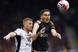 Pesepak bola Fulham Harrison Reed (kiri) berebut bola dengan pesepak bola Leeds United Maximilian Wober ​​​​​​​dalam laga lanjutan Liga Inggris, di Stadion Craven Cottage, London, Inggris, Sabtu (22/4/2023). ANTARA FOTO/Reuters-John Sibley/hp.