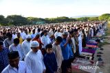 Mayoritas umat muslim di Aceh merayakan Hari Raya Idul Fitri 1444 H pada Sabtu, tanggal 22 April 2023. Warga menyemarakan Lebaran dengan berbagai cara, seperti di Gampong (Desa) Neusu Jaya mereka menggelar takbiran keliling dengan membawa obor. Kemudian Ribuan warga melaksanakan shalat Id Fitri di Lapangan Blang Padang. (Antara Aceh/FB Anggoro)
