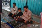 Mayoritas umat muslim di Aceh merayakan Hari Raya Idul Fitri 1444 H pada Sabtu, tanggal 22 April 2023. Warga menyemarakan Lebaran dengan berbagai cara, seperti di Gampong (Desa) Neusu Jaya mereka menggelar takbiran keliling dengan membawa obor. Kemudian Ribuan warga melaksanakan shalat Id Fitri di Lapangan Blang Padang. (Antara Aceh/FB Anggoro)