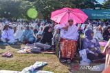 Mayoritas umat muslim di Aceh merayakan Hari Raya Idul Fitri 1444 H pada Sabtu, tanggal 22 April 2023. Warga menyemarakan Lebaran dengan berbagai cara, seperti di Gampong (Desa) Neusu Jaya mereka menggelar takbiran keliling dengan membawa obor. Kemudian Ribuan warga melaksanakan shalat Id Fitri di Lapangan Blang Padang. (Antara Aceh/FB Anggoro)