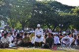Mayoritas umat muslim di Aceh merayakan Hari Raya Idul Fitri 1444 H pada Sabtu, tanggal 22 April 2023. Warga menyemarakan Lebaran dengan berbagai cara, seperti di Gampong (Desa) Neusu Jaya mereka menggelar takbiran keliling dengan membawa obor. Kemudian Ribuan warga melaksanakan shalat Id Fitri di Lapangan Blang Padang. (Antara Aceh/FB Anggoro)