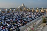 Umat Islam yang melaksanakan Shalat Idul Fitri di Masjid Raya Al Jabbar, Gedegage, Bandung, Jawa Barat, Sabtu (22/4/2023). Pemerintah menetapkan 1 Syawal 1444 H pada Sabtu (22/4). ANTARA FOTO/Raisan Al Farisi/agr