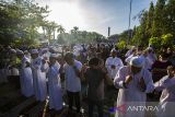 Umat Islam melaksanakan ibadah shalat Idul Fitri 1444 Hijriah di Masjid Raya Sabilal Muhtadin, Banjarmasin, Kalimantan Selatan, Sabtu (22/4/2023). Mayoritas umat islam di Indonesia melaksanakan Shalat Idul Fitri 1444 Hijriah sesuai dengan jadwal yang ditentukan Pemerintah. ANTARA/Bayu Pratama S.