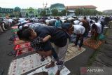 Umat Islam melaksanakan shalat Idul Fitri 1444 Hijriah di Jalan Indrapura, Surabaya, Jawa Timur, Sabtu (22/4/2023). Jamaah yang melaksanakan shalat Idul Fitri 1444 Hijriah di Masjid Roudhotul Musyawarah atau yang dikenal dengan Masjid Kemayoran Surabaya itu meluber sampai ke Jalan Indrapura. ANTARA Jatim/Didik Suhartono/zk 