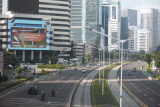 Kendaraan melintas di Jalan Jendral Sudirman saat hari pertama Idul Fitri 1444 H di Jakarta, Sabtu (22/4/2023). Pada hari pertama Idul Fitri 1444 H sejumlah jalan protokol di Jakarta relatif lengang dari kendaraan bermotor. ANTARA FOTO/Reno Esnir/nym.