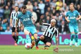 Pemain Newcastle United Bruno Guimaraes berebut bola dengan pemain Tottenham Hotspur Pierre-Emile Hojbjerg pada pertandingan Liga Inggris di St James' Park, Newcastle, Inggris (23/4/2023). ANTARA FOTO/REUTERS/Scott Heppell/aww.