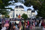 Umat islam melaksanakan Shalat Idul Fitri 1444 Hijriah di halaman Masjid Raya Al Mashun, Kota Medan, Sumatera Utara, Senin (22/4/2023). Ribuan warga kota Medan melaksanakan Shalat Idul Fitri 1444 H di lokasi tersebut pada hari ini. ANTARA FOTO/Fransisco Carolio