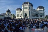 Umat islam melaksanakan Shalat Idul Fitri 1444 Hijriah di halaman Masjid Raya Al Mashun, Kota Medan, Sumatera Utara, Senin (22/4/2023). Ribuan warga kota Medan melaksanakan Shalat Idul Fitri 1444 H di lokasi tersebut pada hari ini. ANTARA FOTO/Fransisco Carolio